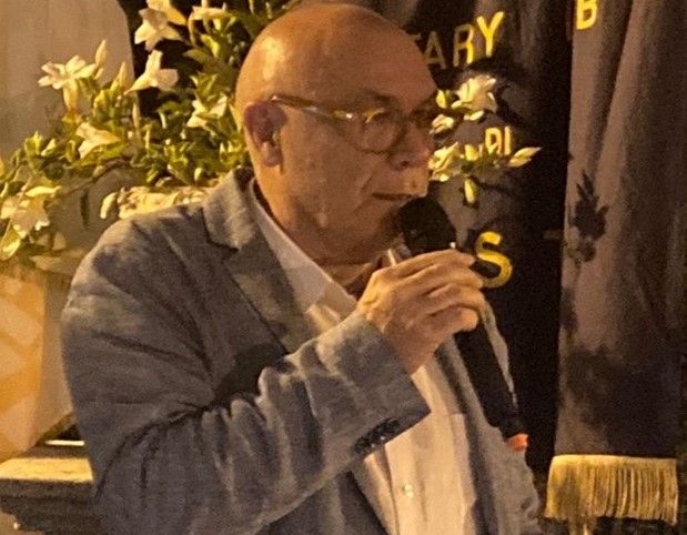 Maurizio Mela mentre illustra il programma