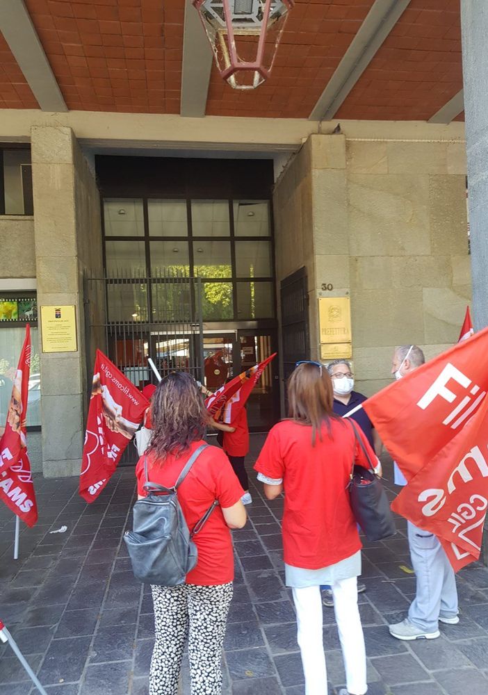 Manifestazione davanti alla Prefettura di Asti della lavoratrici delle mense scolastiche