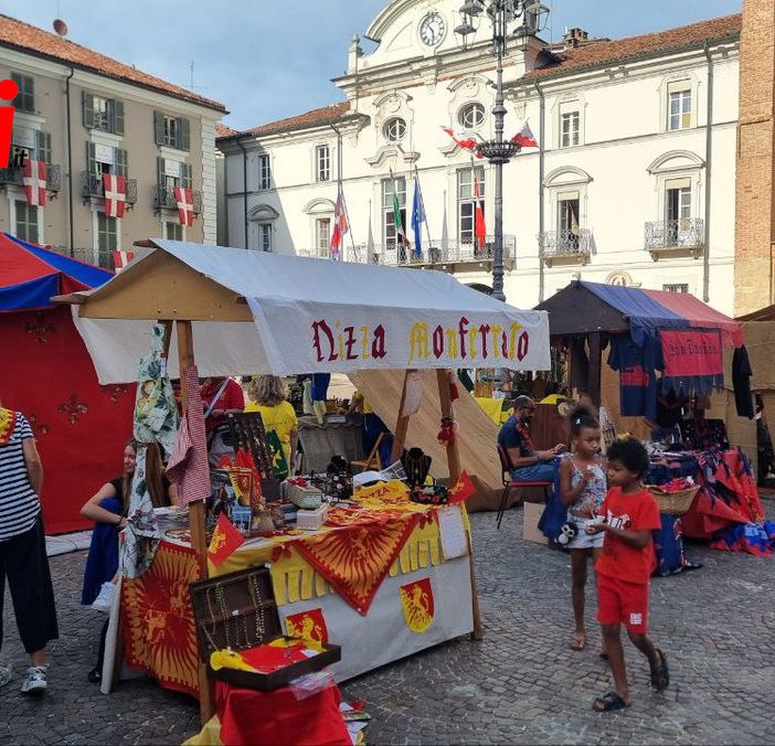 Piazza San Secondo si colora con il mercatino del Palio [GALLERIA FOTOGRAFICA]