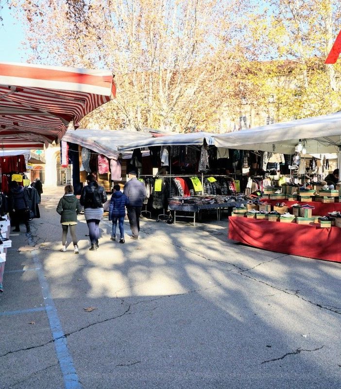 Banchi di ambulanti al mercato