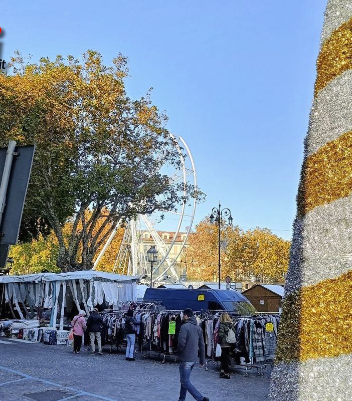Il mercato di piazza Alfieri tra gli ultimi allestimenti del Magico Paese (Merphefoto)