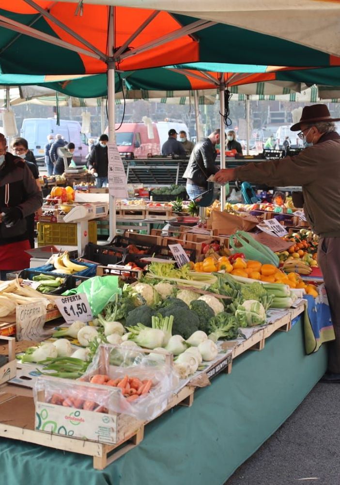Un banco dell'ortofrutta al mercato di Asti (Ph. Efrem Zanchettin - Merfephoto)