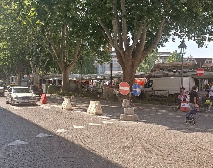 Il primo esame del mercato con la viabilità parzialmente modificata in piazza Alfieri è passato [FOTO E VIDEO]