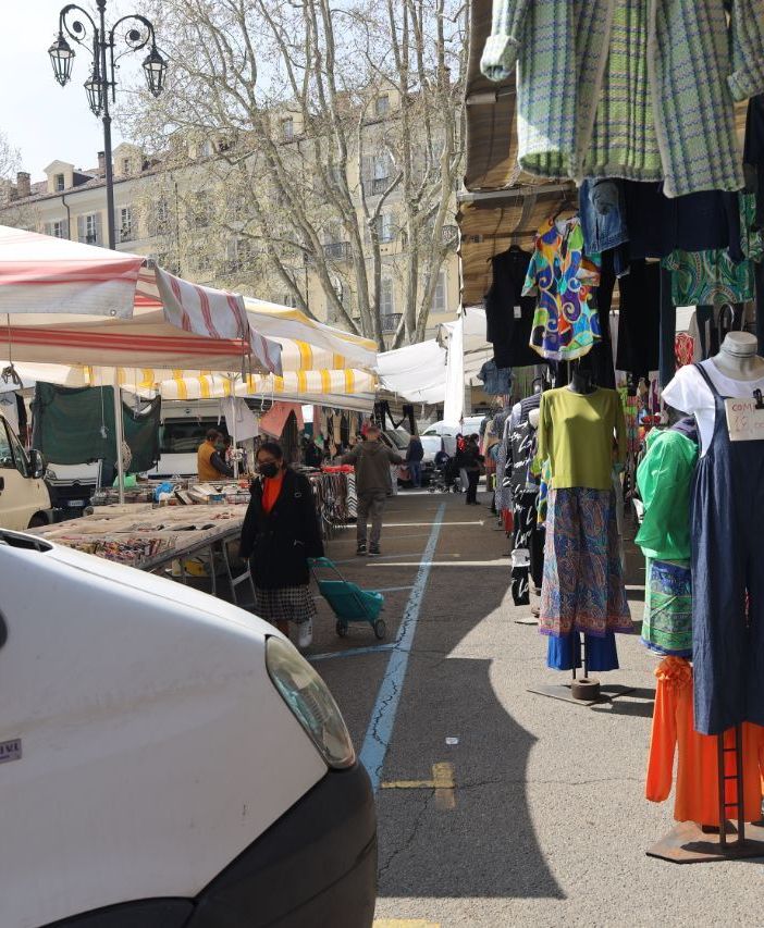 Foto d'archivio del mercato in piazza Alfieri