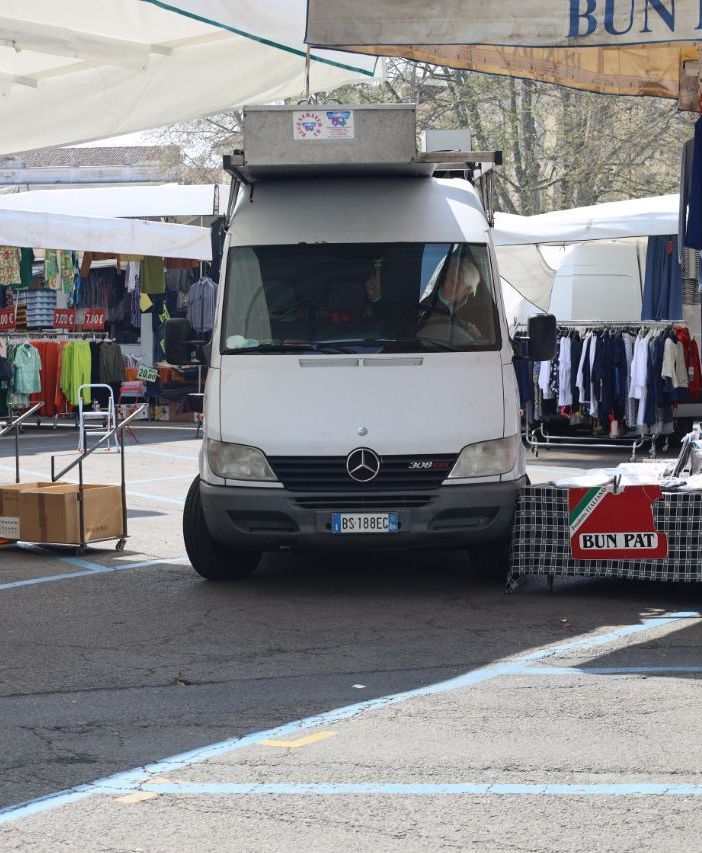 Le difficoltà di manovra di un furgone in piazza Alfieri