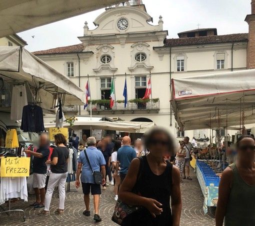 Immagine dello scorso anno del mercato in piazza San Secondo