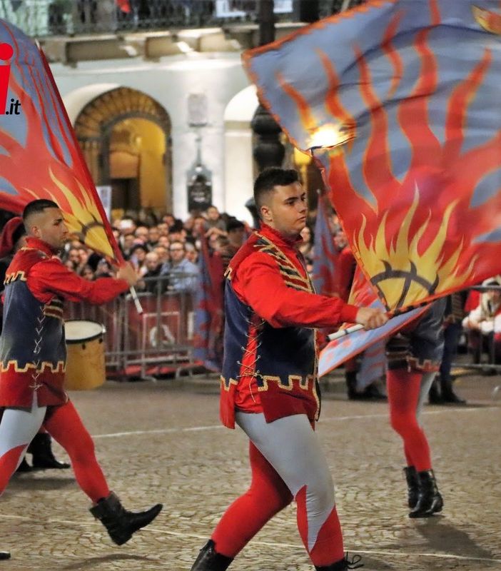 Gli sbandieratori del rione Santa Caterina (organizzatore della manifestazione) impegnati nel Paliotto 2023 (merphefoto)