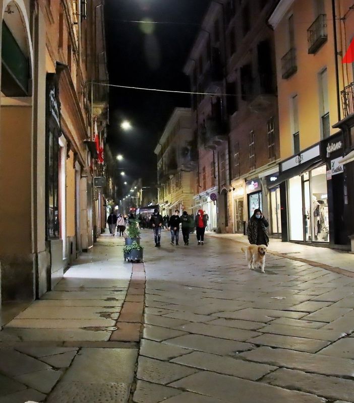 Il coprifuoco da domani si sposta alle 23 e a mezzanotte da giugno: ecco tutte le nuove aperture