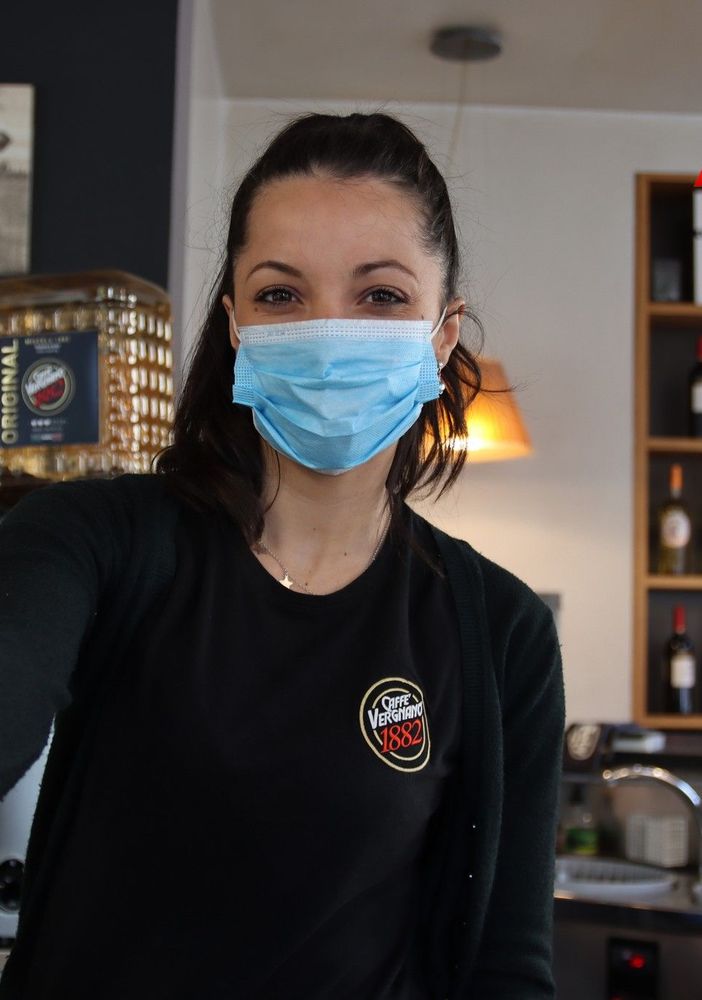 Si riaprono i bar. Ad Asti barista serve il caffè