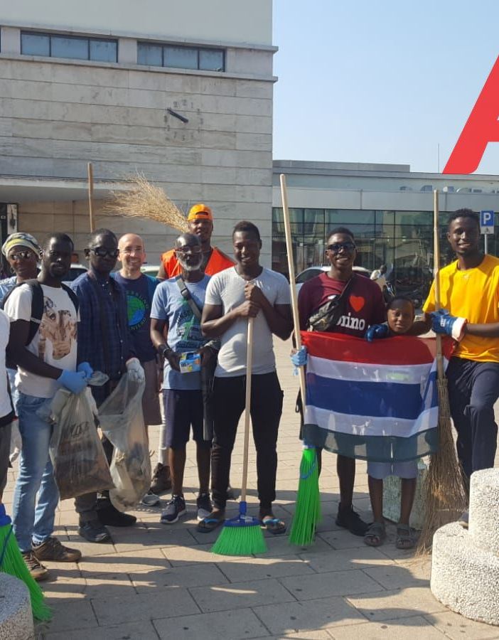 Prendersi cura della città senza distinzioni: oggi si combatte il degrado con l'aiuto dei migranti (FOTO)