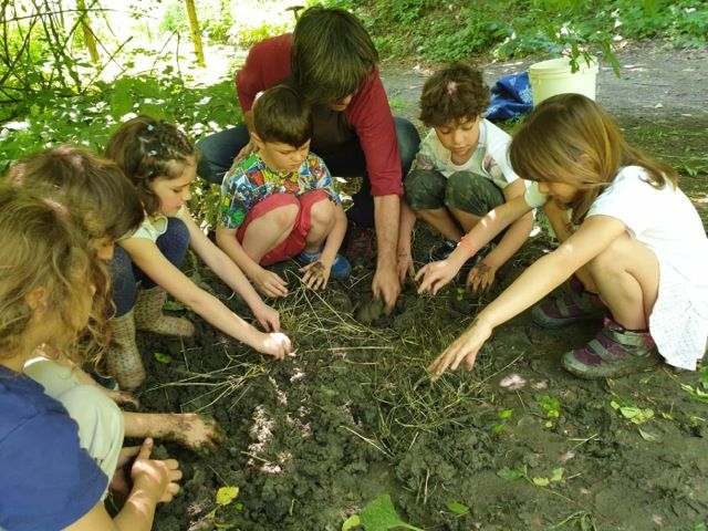 Il maestro Monaca con alcuni alunni del progetto &quot;Bimbi Svegli&quot;