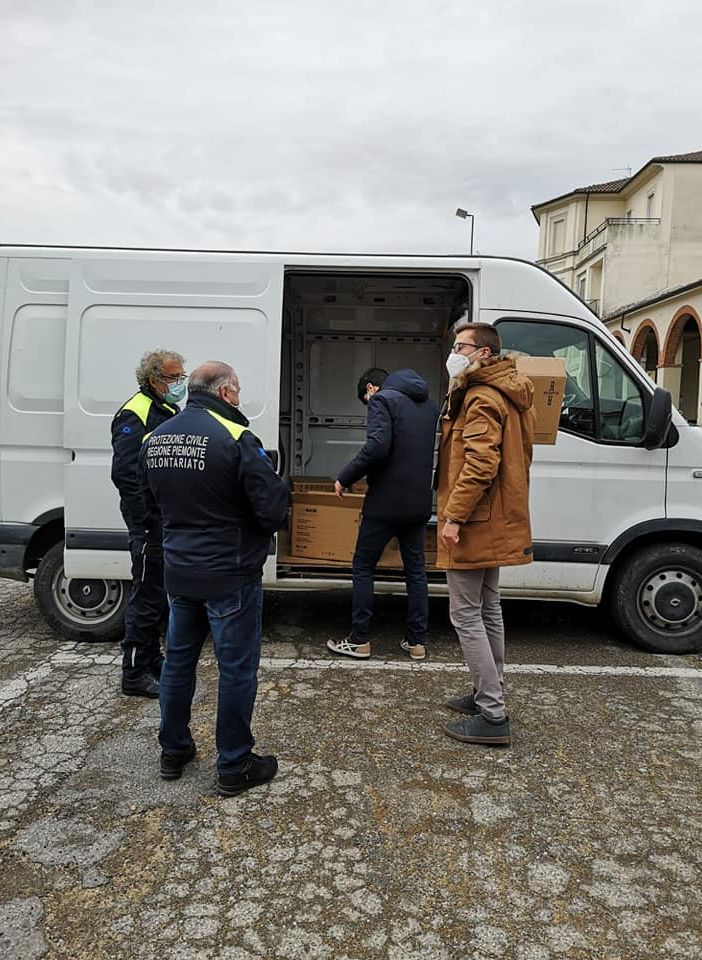 La consegna delle mascherine ai carabinieri a Moncalvo