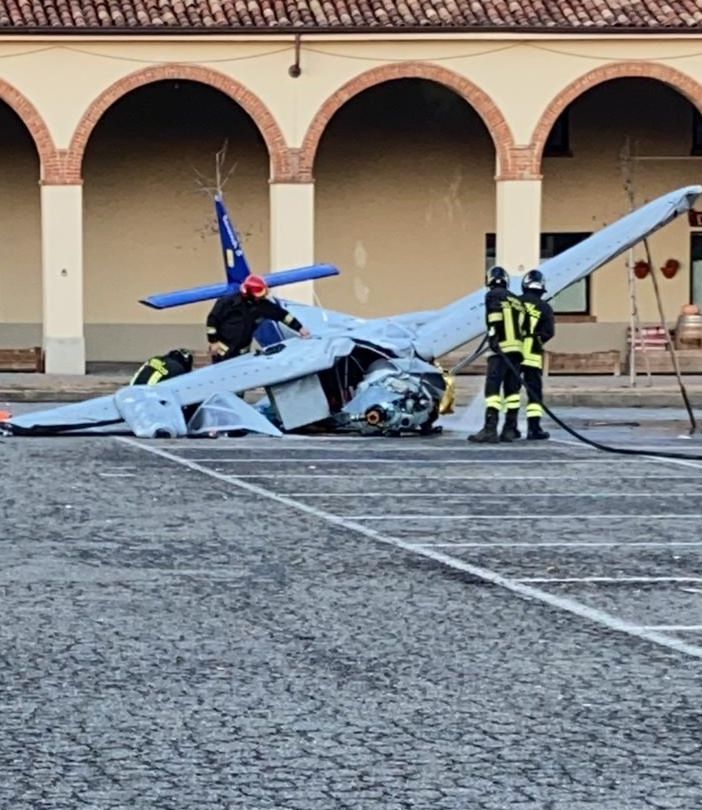 L'ultimo volo di Lino Frigo si è concluso nella piazza della sua Moncalvo. La tragedia ieri pomeriggio