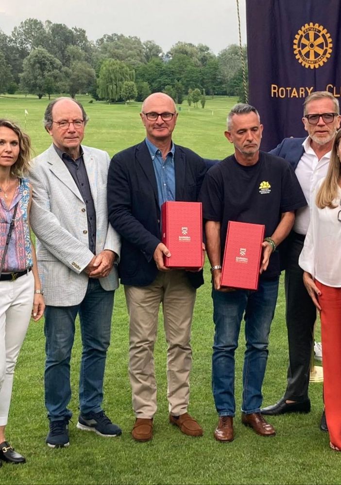 Nella foto, da sinistra a destra, il vicesindaco Stefania Morra, il presidente Rotary Luigi Florio e Esmeralda Masseroni (prefetto del Rotary Club), ritratti con i vincitori del Trofeo Rotary