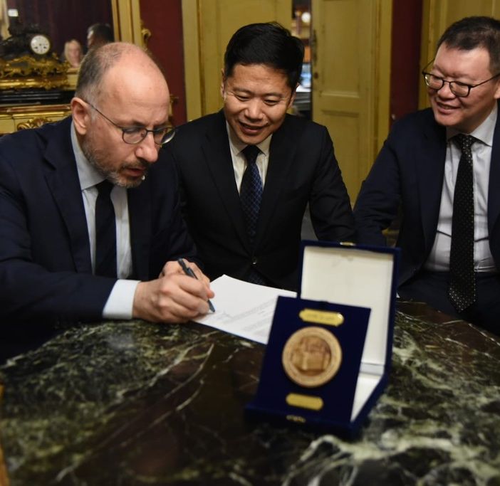 Il momento del conferimento del titolo a Zhao Zhijn