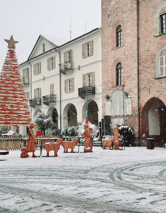 Natale a Nizza Monferrato, albero di Natale con neve, in piazza del Comune