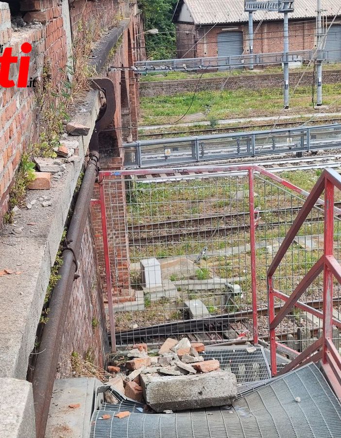 I nuovi danni arrecati al muretto del cavalcavia ferroviario di corso Savona