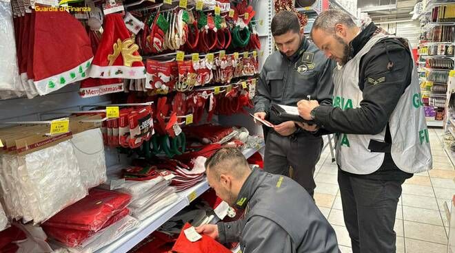 Operazione &quot;Natale Sicuro&quot; della Finanza, tra i giocattoli esposte anche munizioni per il softair
