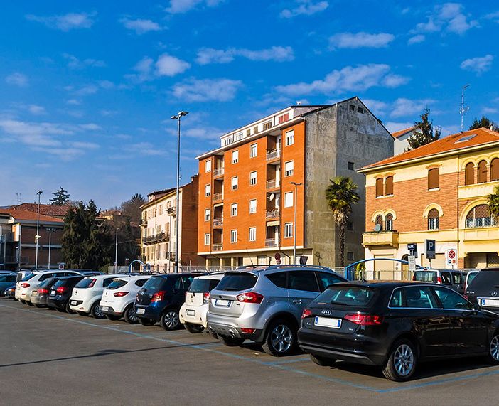 &quot;Pago un abbonamento e tutti i giorni fatico a uscire con la macchina&quot;. Lo sfogo di una lettrice sui parcheggi &quot;selvaggi&quot; in orario di fine scuola