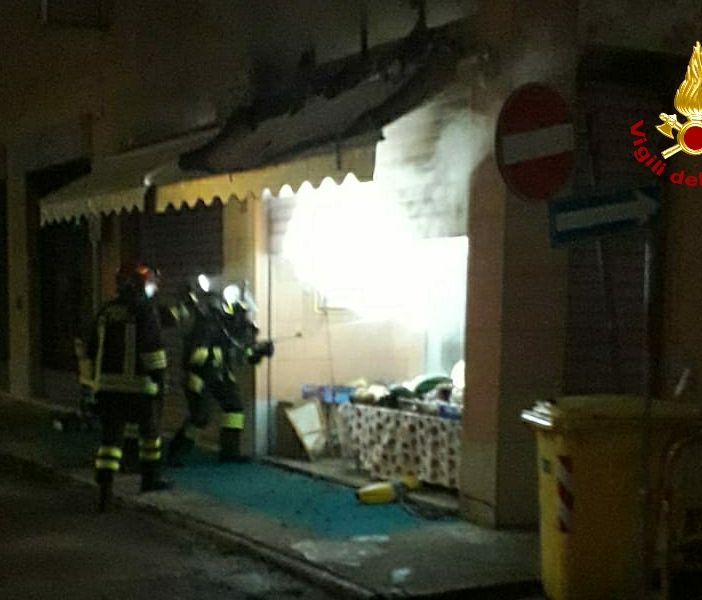 Incendio in un negozio di corso Volta, evacuata una palazzina di tre piani