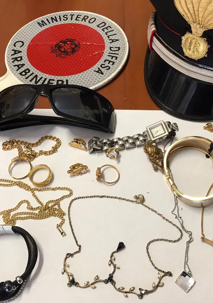 Costigliole d'Asti: con la complicità di un amico, 18enne pregiudicato ruba monili alla nonna