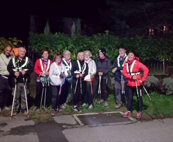 Un gruppo durante camminata serale