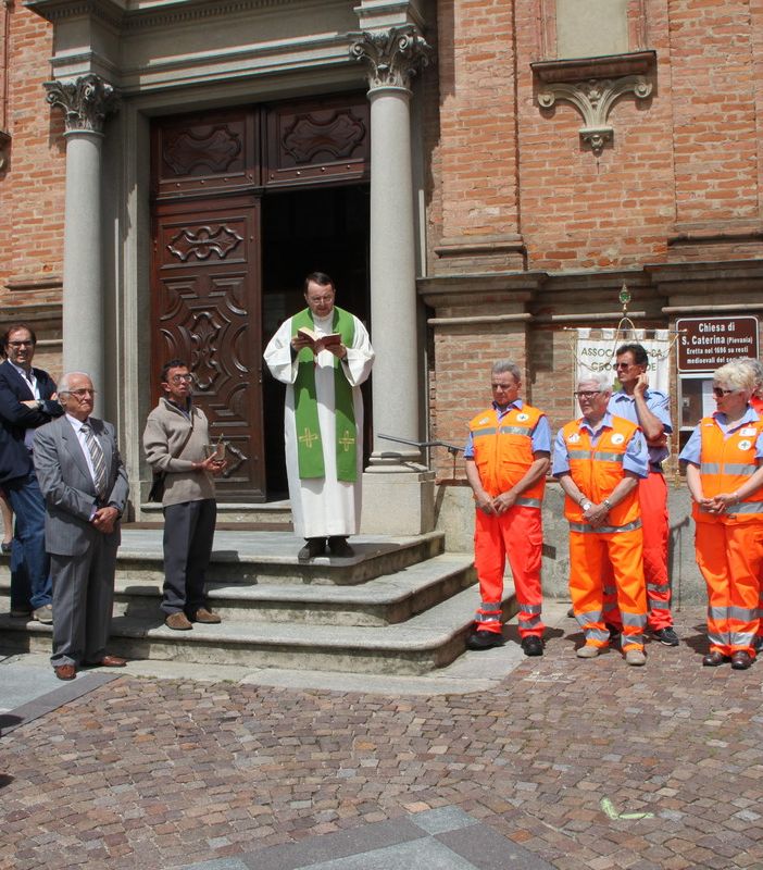 La foto della benedizione dell'ambulanza a cui era presente
