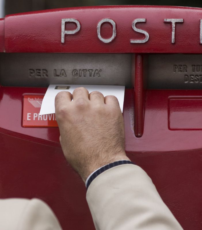 Nuovo look per le cassette delle Poste della provincia di Asti. Torneranno rosso fiammante come un tempo