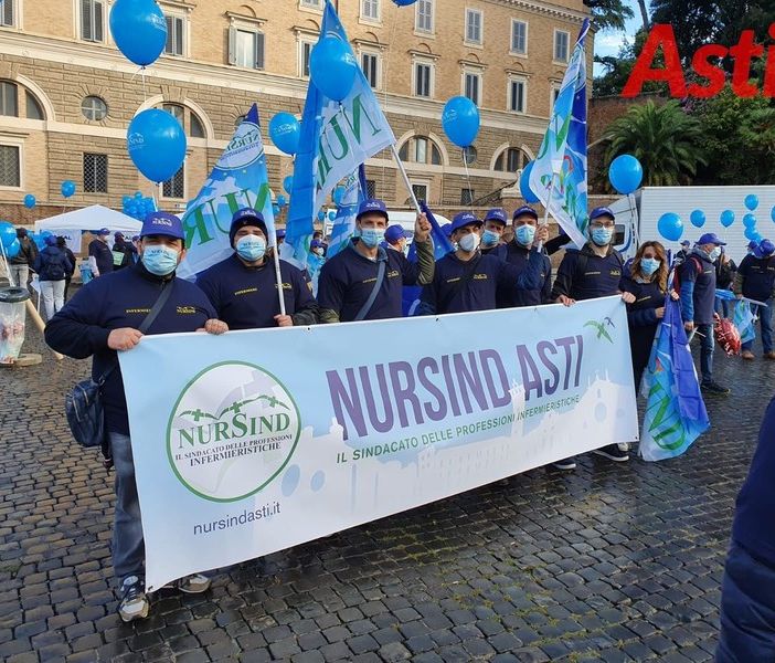 Ieri il grido degli infermieri a Roma è volato alto: &quot;Non siamo eroi, ma professionisti&quot; [VIDEO]