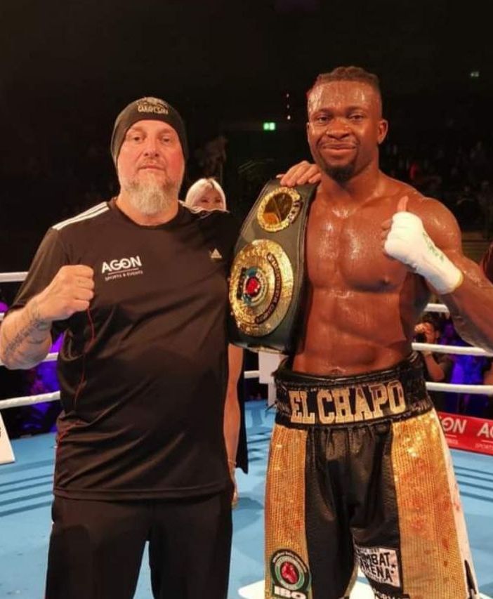 El Chapo con la cintura di campione del mondo dei pesi medi insieme al coach Davide Greguoldo ((Foto FPI)