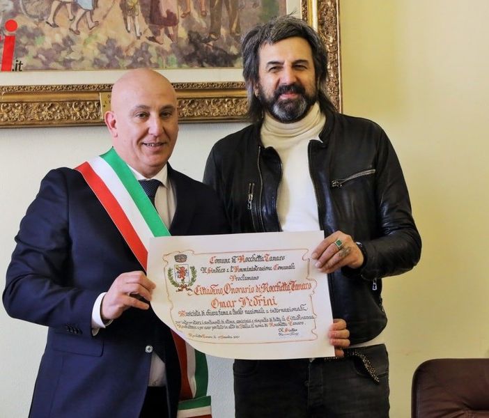 Omar Pedrini con il sindaco di Rocchetta