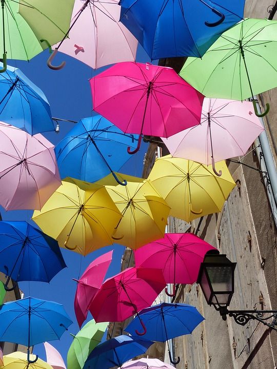 Gli ombrelli colorati di Nizza Monferrato in vendita per aiutare l'associazione Cure Palliative