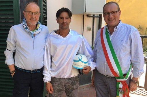 Il fantino Jonathan Bartoletti con l'ex rettore Cordero e il sindaco Paolo Luzi in occasione del Palio (poi annullato causa Covid) del 2021