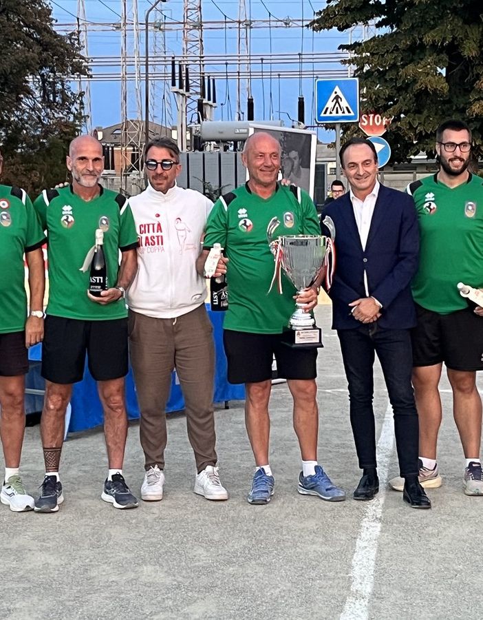 I vincitori della La 109^ Coppa Città di Asti – Memoria Beppe Andreolli con Luca Andreoli (maglia bianca), il Governatore del Piemonte Andrea Cirio (al Centro) e il Sindaco di Asti Maurizio Rasero (a destra)