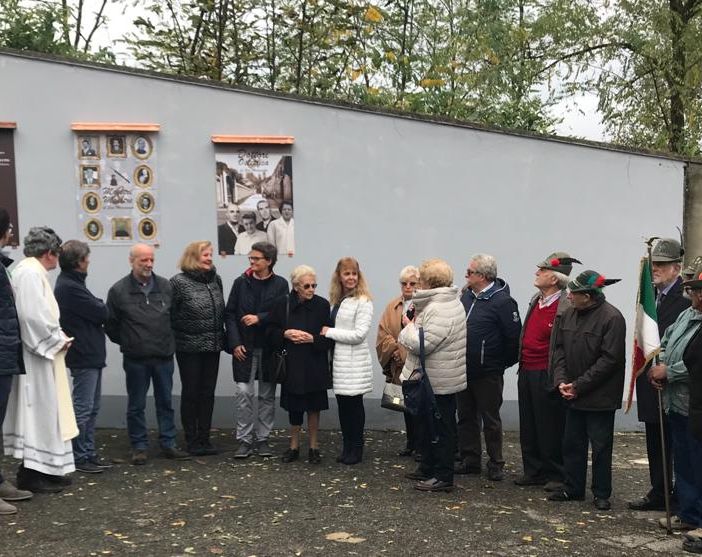 Foto del novembre 2018 all’inaugurazione dei pannelli dedicati ai medici e ostetriche al Ricordamuro