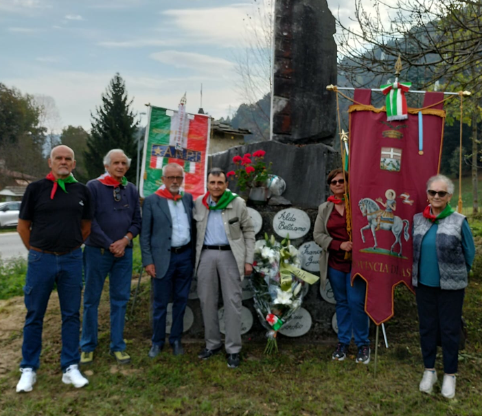 Nella foto gli esponenti dell'Anpi di Asti e Saluzzo davanti al cippo che riporta i nomi dei caduti