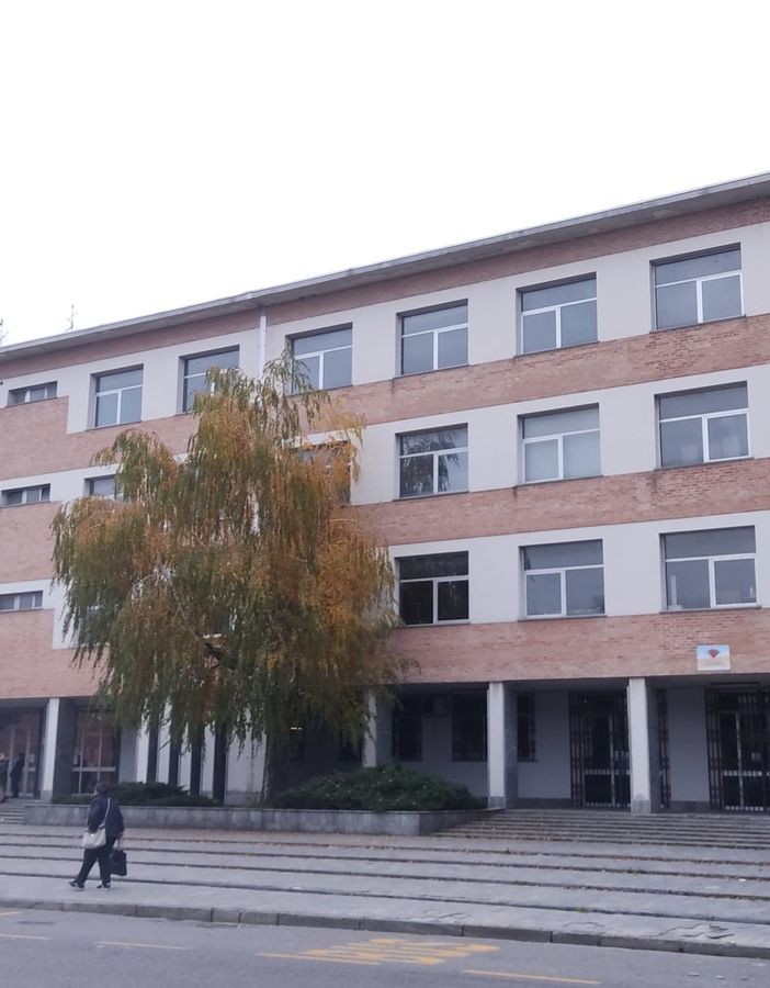 Tentato suicidio oggi al Pellati di Nizza, si getta dal secondo piano dell' edificio. Un bidello eroe cerca di salvarla