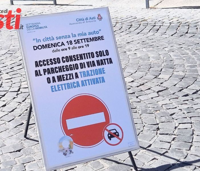 Un cartello di divieto di circolazione esposto in occasione di una iniziativa similare