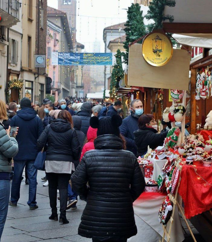 Si tracciano i nuovi stalli del mercato &quot;ad anello&quot; di piazza Alfieri, ma tra i negozianti c'è malumore