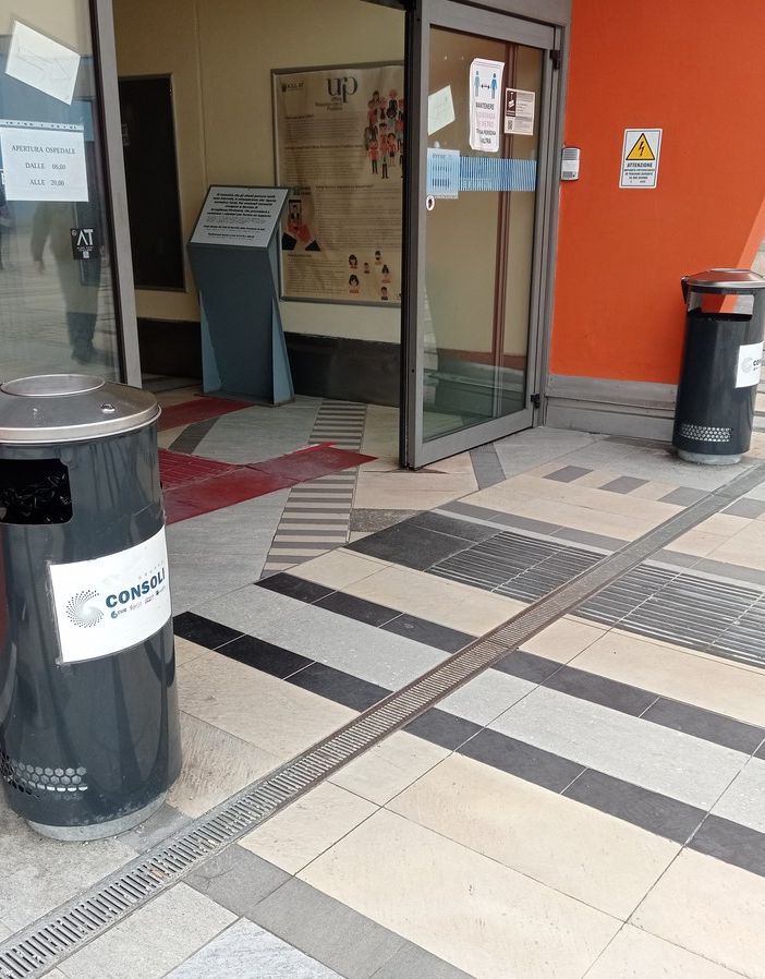 I posacenere all'esterno dell'entrata dell'ospedale di Asti