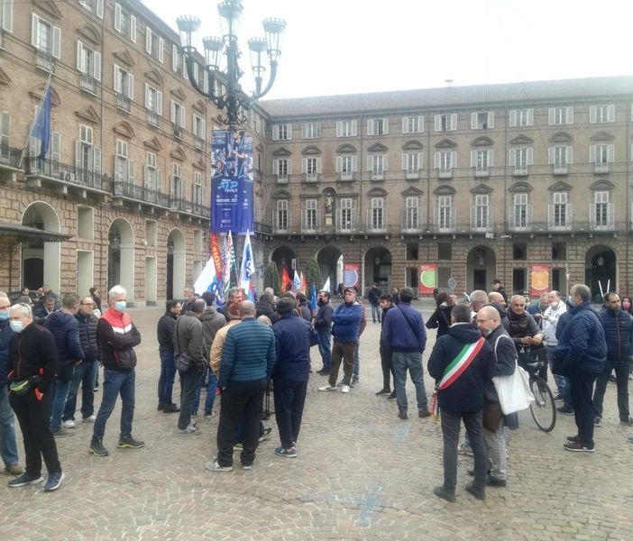 Embraco, quattro anni dopo (e a tre mesi dalla fine) l'urlo di disperazione dei lavoratori. Prefettura &quot;occupata&quot;: &quot;Vogliamo una data&quot;