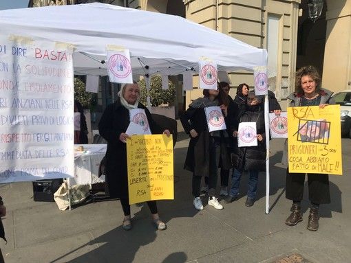 “Non siamo vaccinati e non possiamo andare a trovare i nostri anziani nelle Rsa”: rivolta no vax contro la Regione