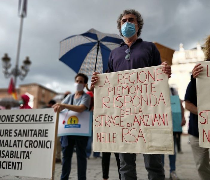 Vittime nelle rsa, protesta in piazza Castello: &quot;Morti a perdere, solo perché erano vecchi&quot;