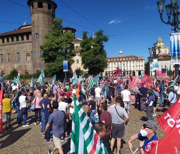 I sindacati dicono no alla esternalizzazione dei servizi di elettricità, gas e acqua: “Rischi altissimi”