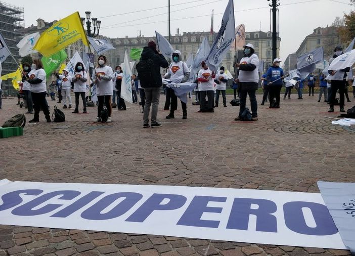 Un momento della manifestazione di ieri in piazza Castello