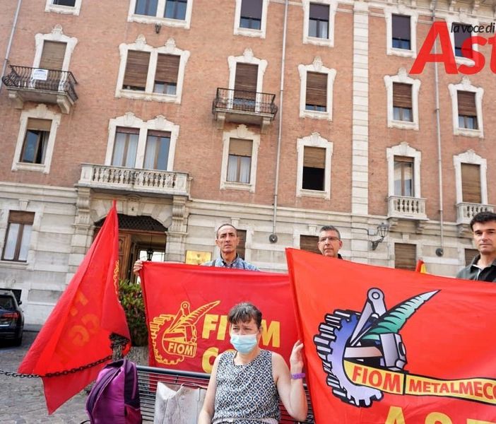 Un'immagine del presidio davanti alla sede dell'Unione Industriale di Asti