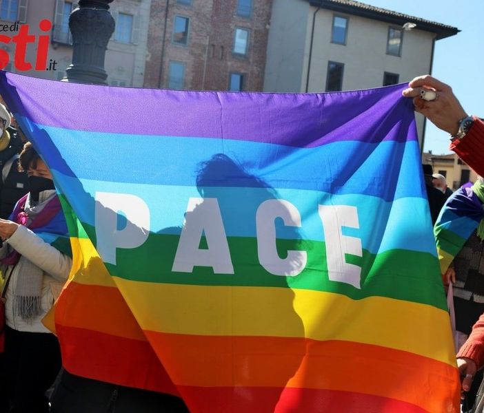 Anche i Giovani Astigiani e il gruppo 'Maurizio Rasero sindaco' alla fiaccolata contro la guerra in Ucraina