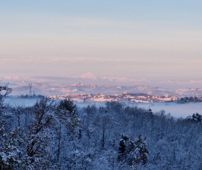 Bianco risveglio sull'ovadese e sulla Langa, dove le nevicate hanno insistito maggiormente (Foto Dati Meteo Asti)