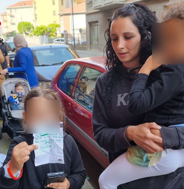 Una famiglia residente nella palazzina occupata di Corso Volta