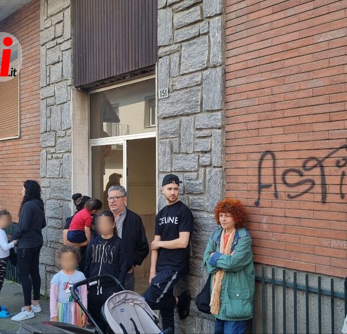 Alcuni membri del Coordinamento Asti Est con i residenti della palazzina ci Corso Volta